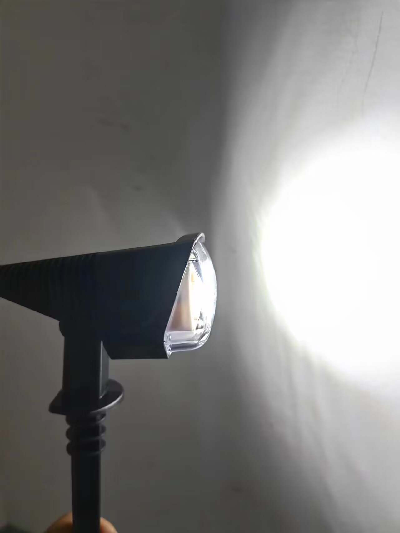 PROJECTEUR SOLAIRE DE JARDIN