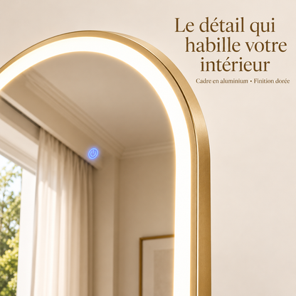 Détail du cadre en aluminium doré et du contour LED